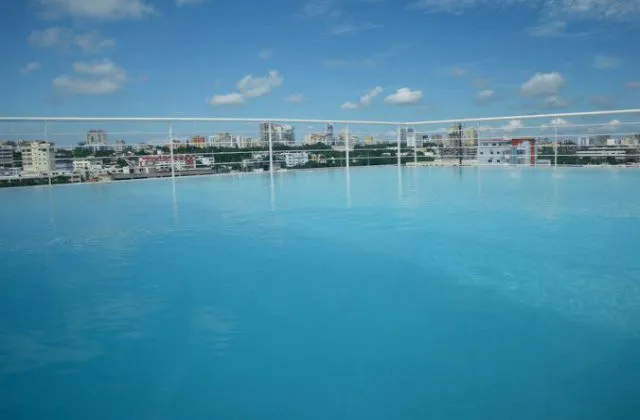 Lincoln Suites Santo Domingo pool